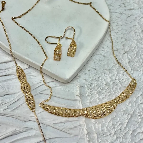 گوشواره دستبند و گردنبند طلای تراش دار در گالری طلای صفا